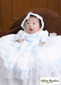 男の子の赤ちゃんもベビードレスをおめにしなります　初宮参り　水天宮前写真館