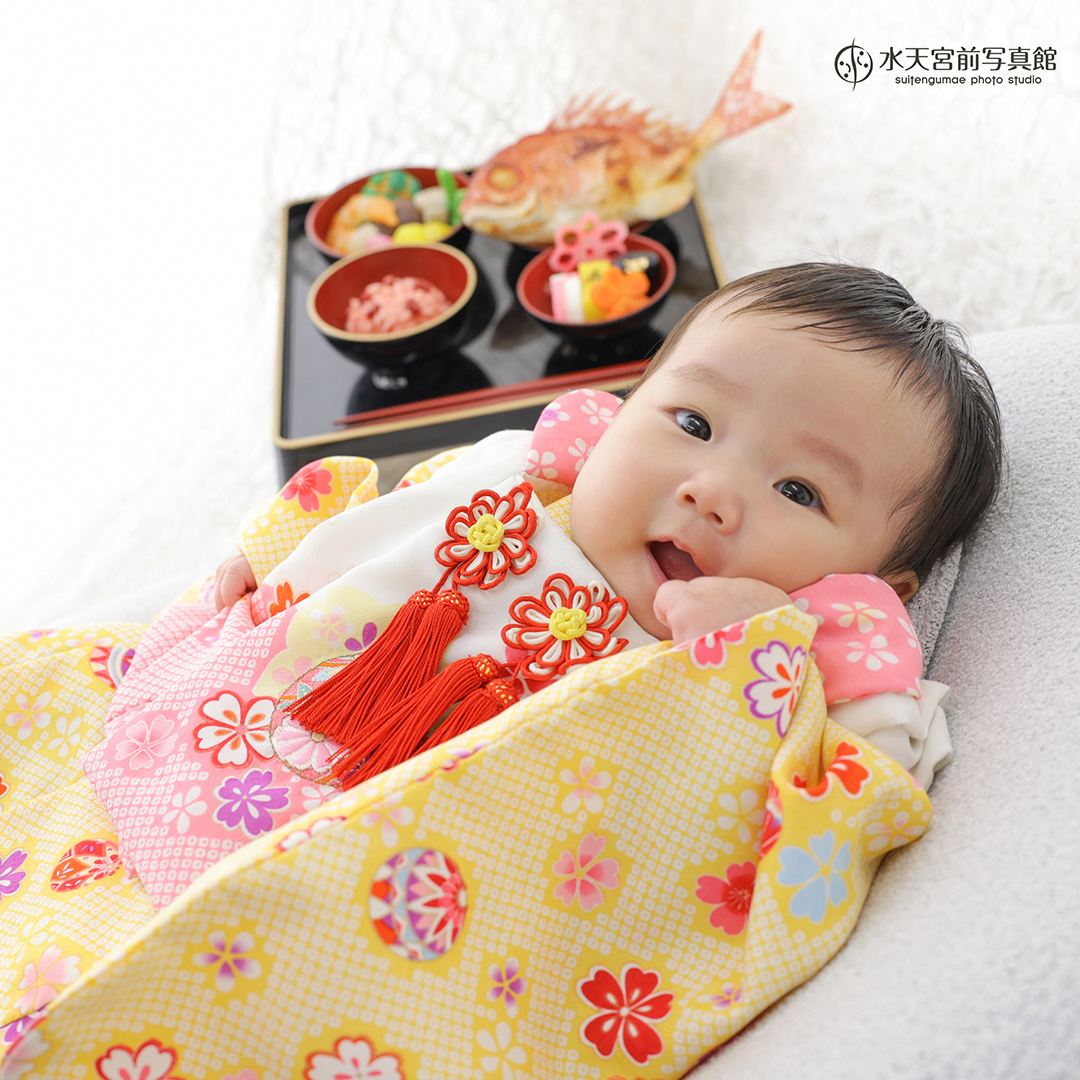 お袖もカメラも興味津々なご主役さま🎶百日記念おめでとうございます